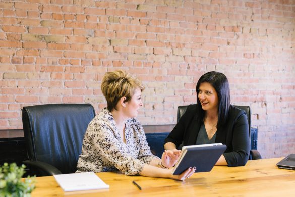 deux collaboratrices en finance